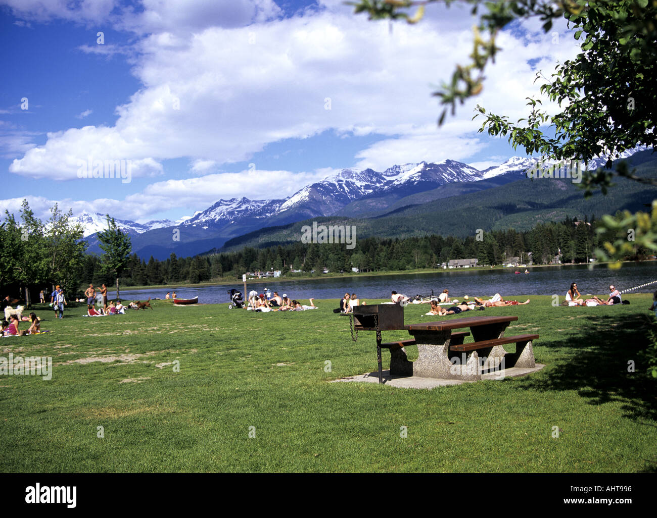 Whistler, Britisch-Kolumbien Kanada kann die Sonne im Rainbow Park zu genießen Stockfoto