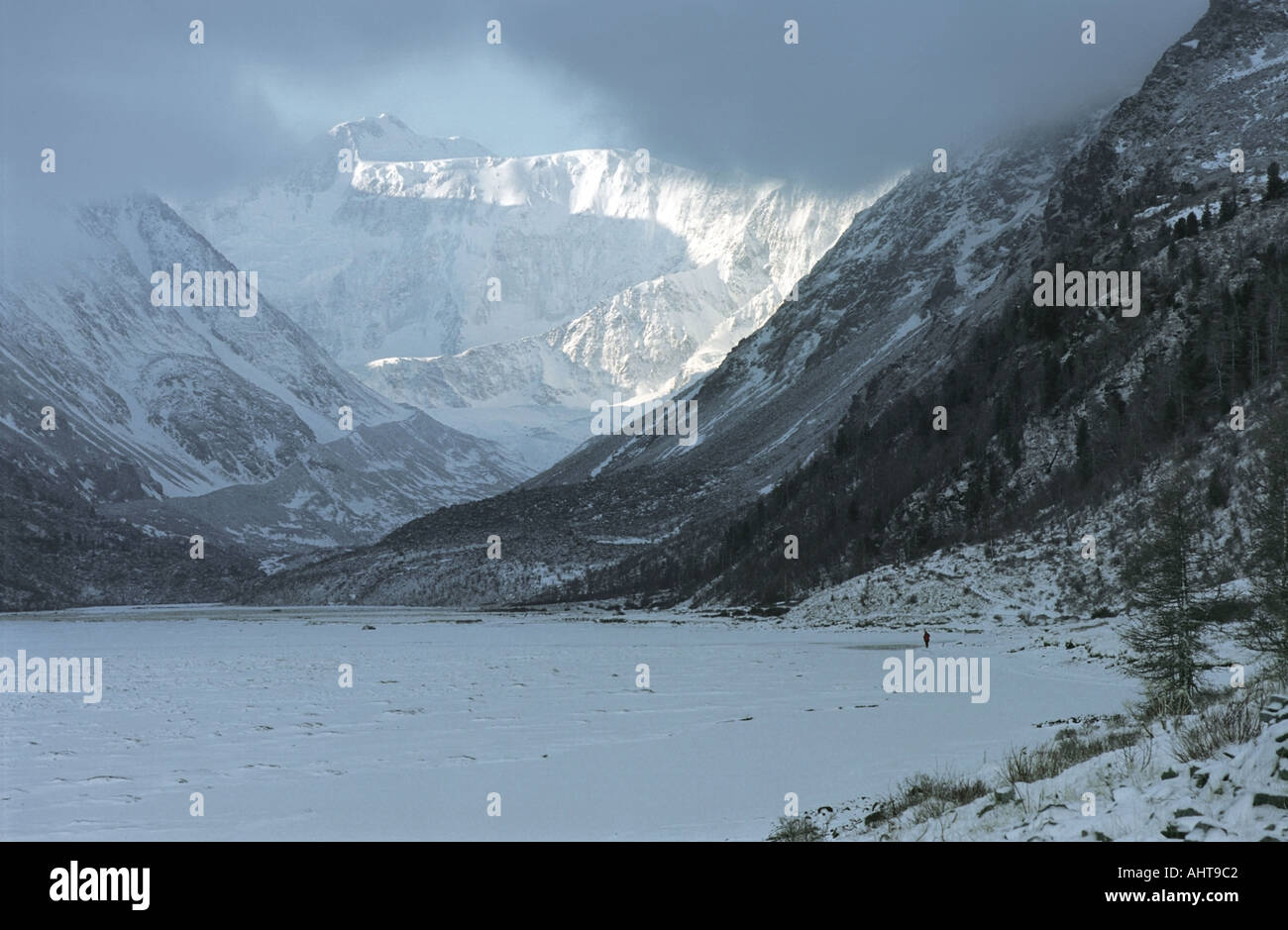 Der Akkem-See bedeckt teilweise mit Eis Altai Russland Stockfoto