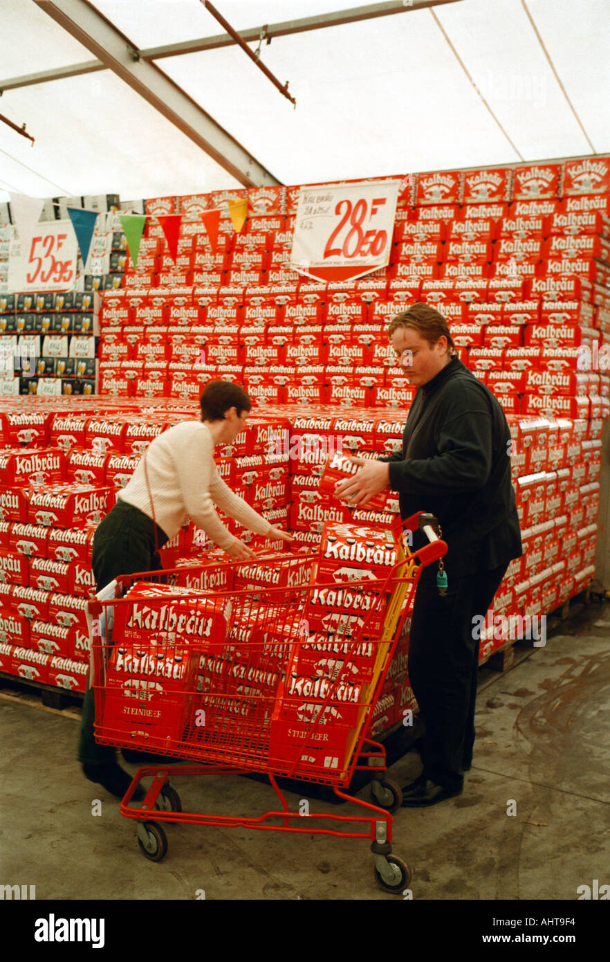 PAAR LADEN EIN EINKAUFSWAGEN MIT BIER EINEN GROßEN STAPEL IN CALAIS  SUPERMARKT FRANKREICH ENTNOMMEN Stockfotografie - Alamy