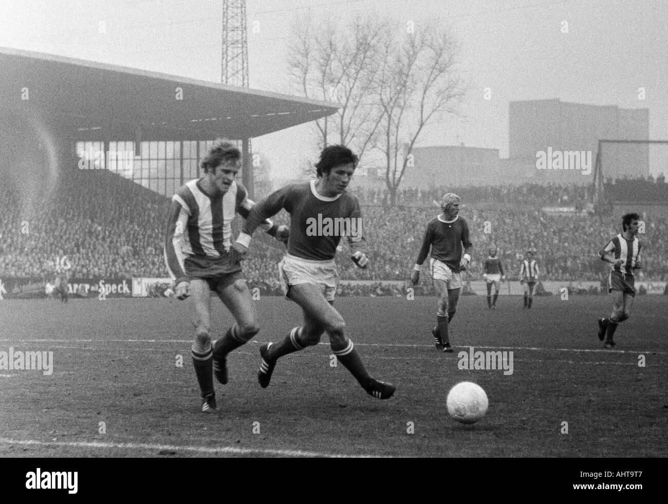 Fußball, Bundesliga, 1971/1972, FC Schalke 04 vs. 1. FC Kaiserslautern 3:0, Stadion Glueckaufkampfbahn in Gelsenkirchen, Szene des Spiels, v.l.n.r.: Klaus Ackermann (FCK), Heinz van Haaren, Rolf Ruessmann (beide S04) Stockfoto