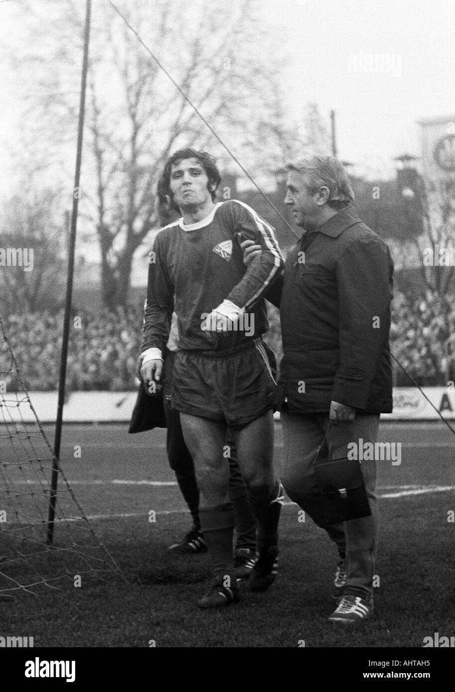 Fußball, Bundesliga, 1971/1972, Stadion an der Castroper Straße in Bochum, VfL Bochum vs. Borussia Dortmund 4:2, verletzt Fußball Spieler Dieter Fern (Bochum) wird geleitet von der Tonhöhe von einem Erziehungsberechtigten Stockfoto