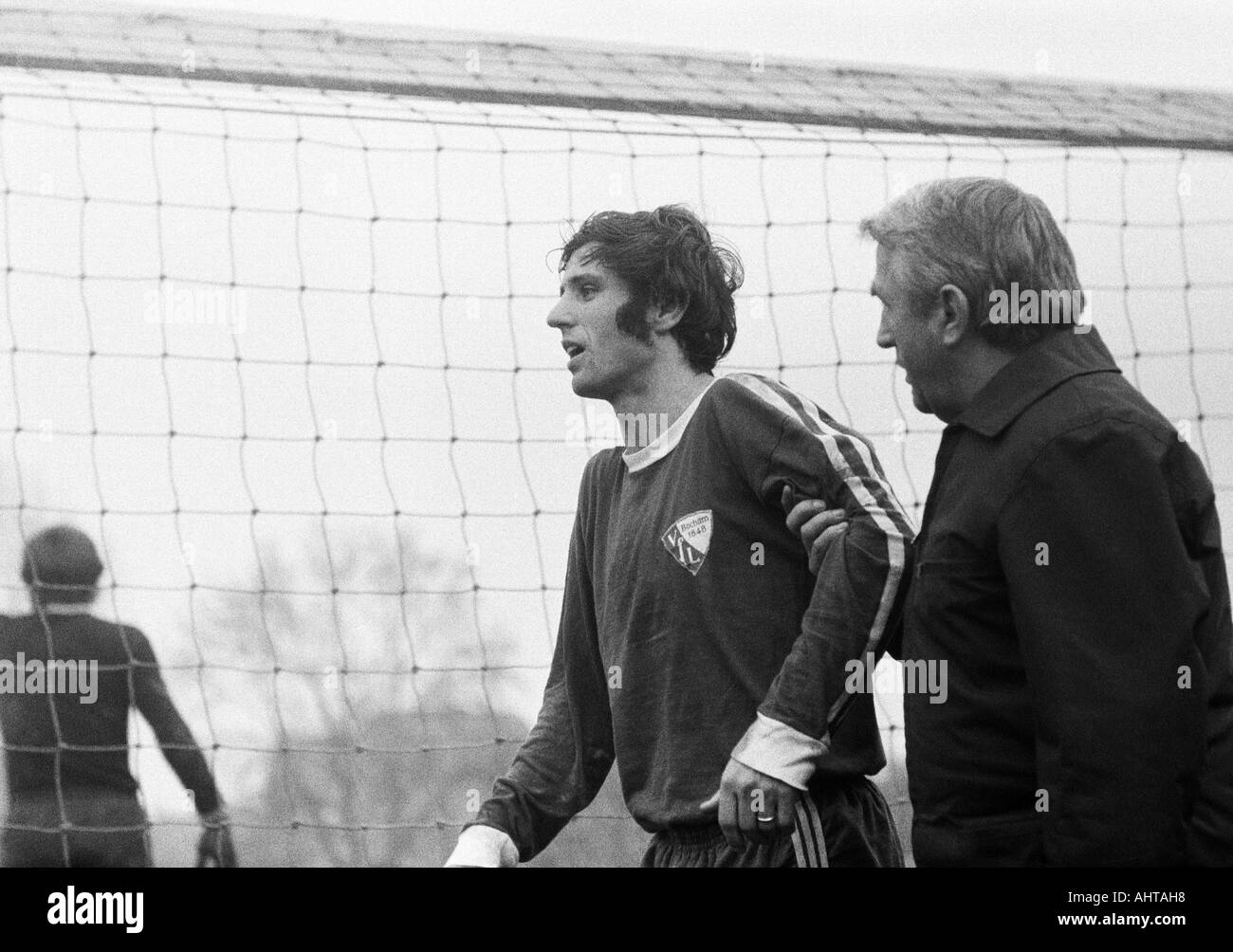 Fußball, Bundesliga, 1971/1972, Stadion an der Castroper Straße in Bochum, VfL Bochum vs. Borussia Dortmund 4:2, verletzt Fußball Spieler Dieter Fern (Bochum) wird geleitet von der Tonhöhe von einem Erziehungsberechtigten Stockfoto