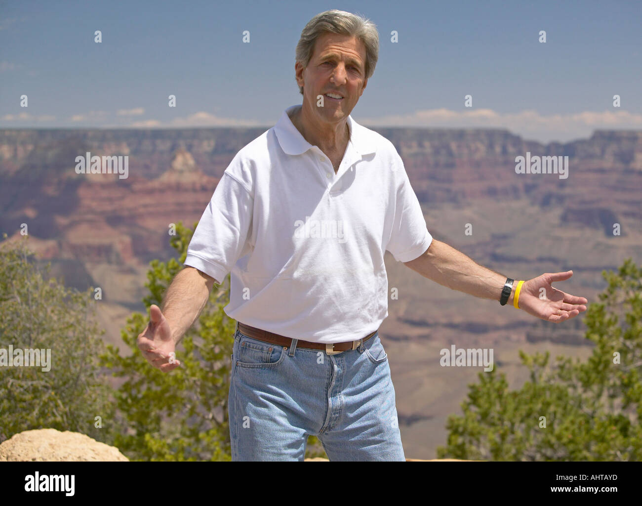 Senator John Kerry am Rand des Bright Angel Aussichtspunkt Grand Canyon AZ sprechen Stockfoto
