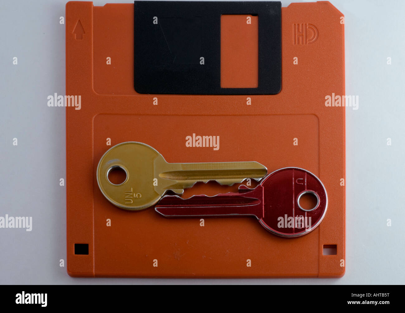 Zwei Tasten (goldene und rote Taste) auf Computer floppy-disk - die Cyber-Sicherheit darstellt Stockfoto