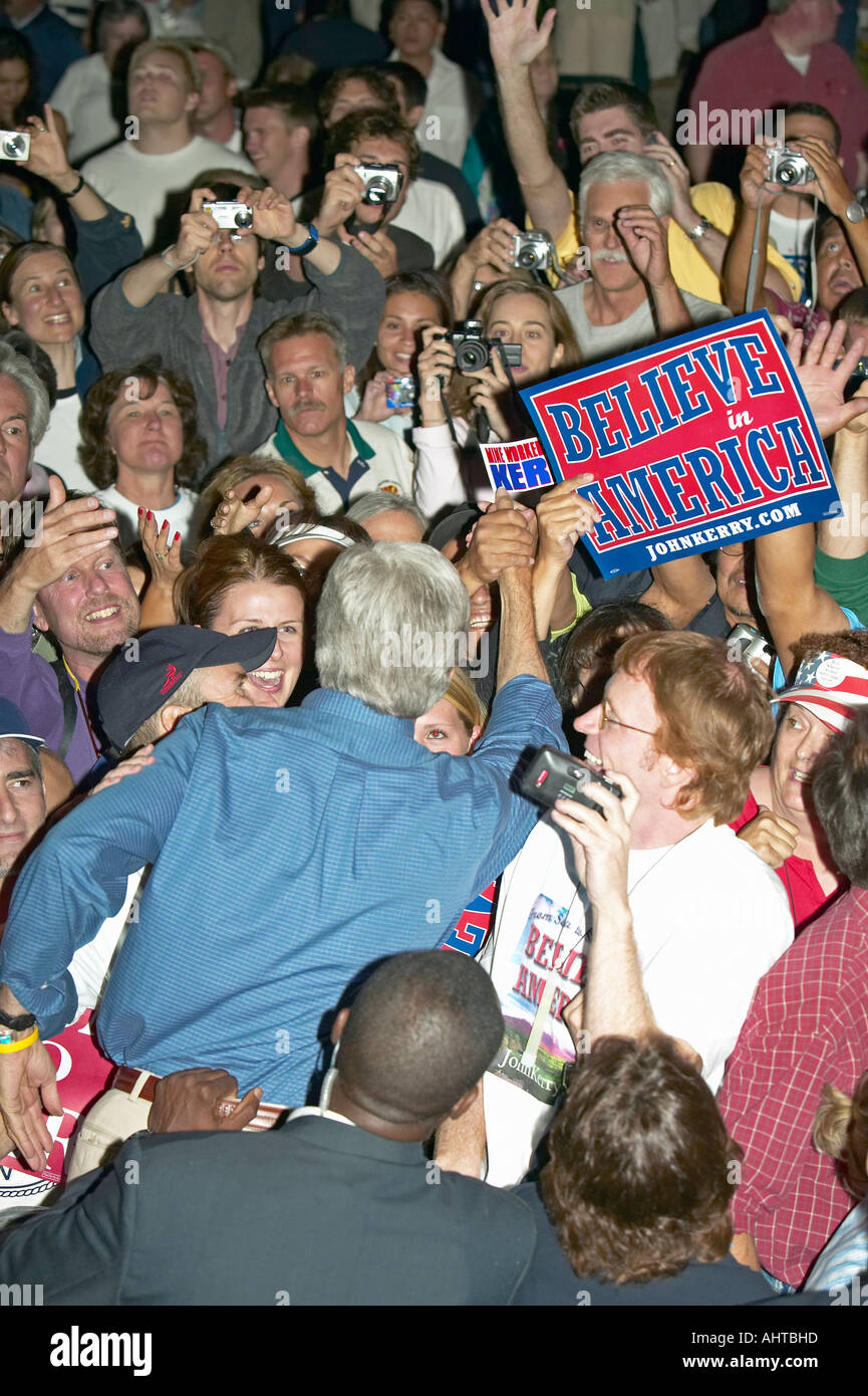 Senator John Kerry Händeschütteln in Menge am Heritage Square Flagstaff AZ Stockfoto