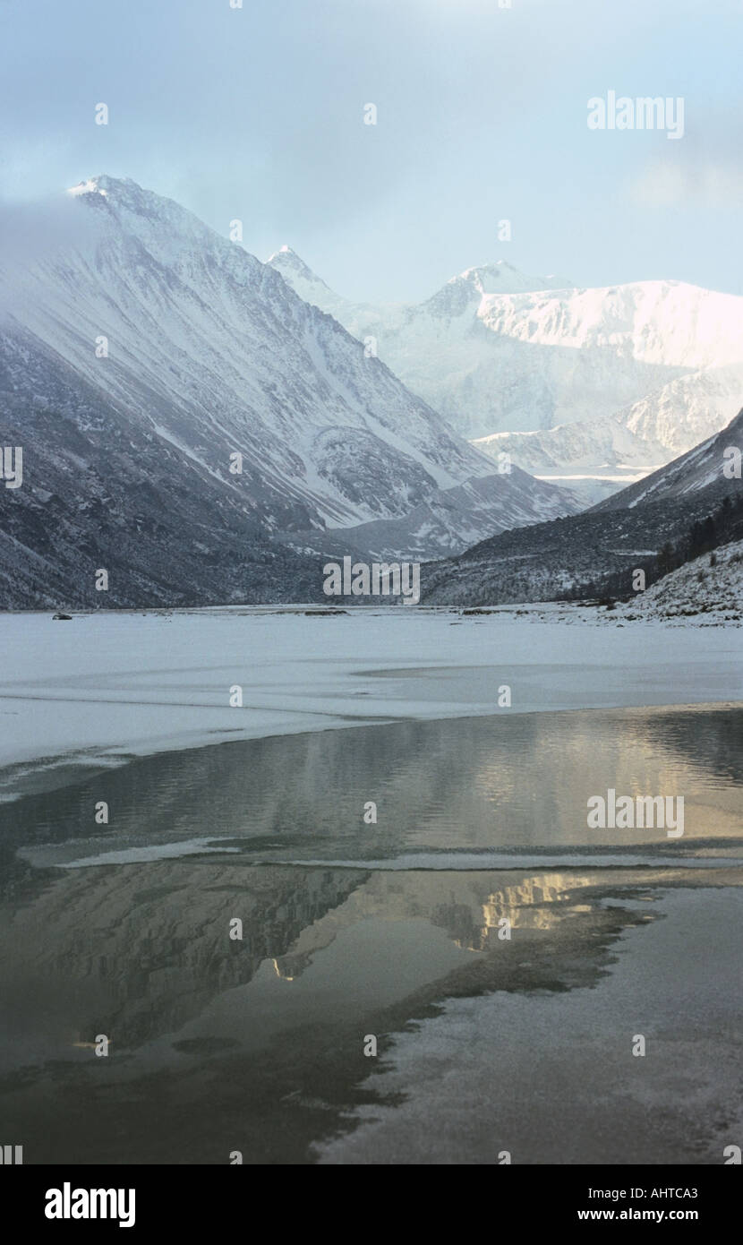 Die Akkem-See teilweise bedeckt mit Eis und die höchste Spitze der Belukha Berg im Hintergrund Altai Russland Sibirien Stockfoto