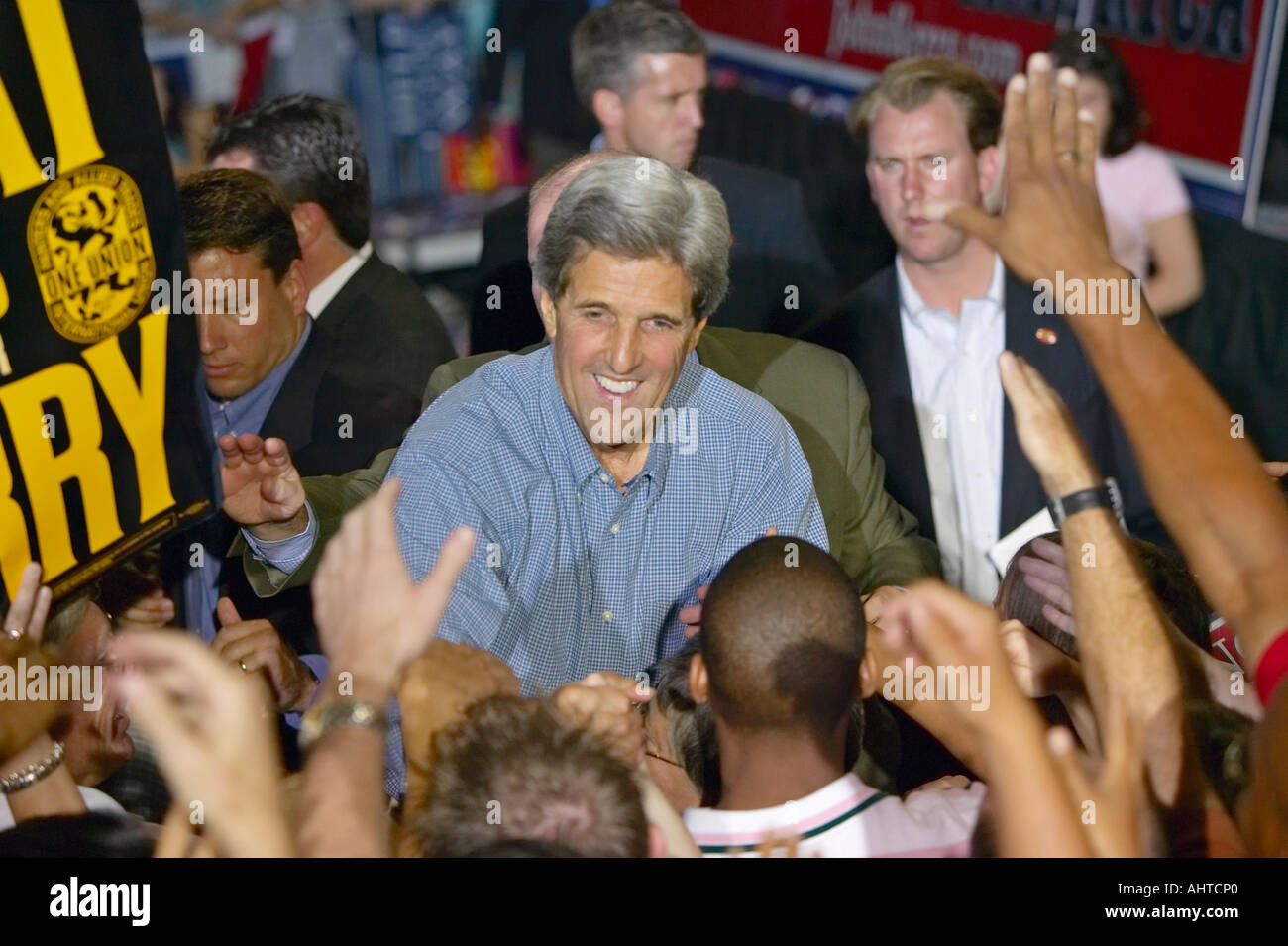 Senator John Kerry schüttelt Hände mit Anhänger am Thomas Mack Center UNLV Las Vegas NV Stockfoto