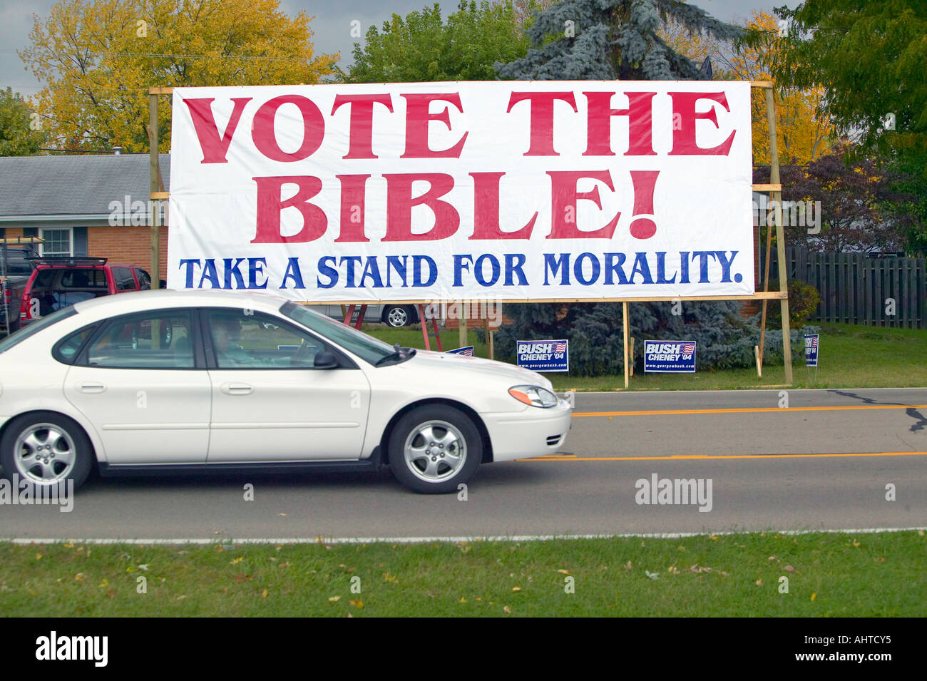 Stimmen Sie die Bibel Wahl Wahlkampf 2004 Zeichen in einer ländlichen südlichen Ohio Nachbarschaft Stockfoto