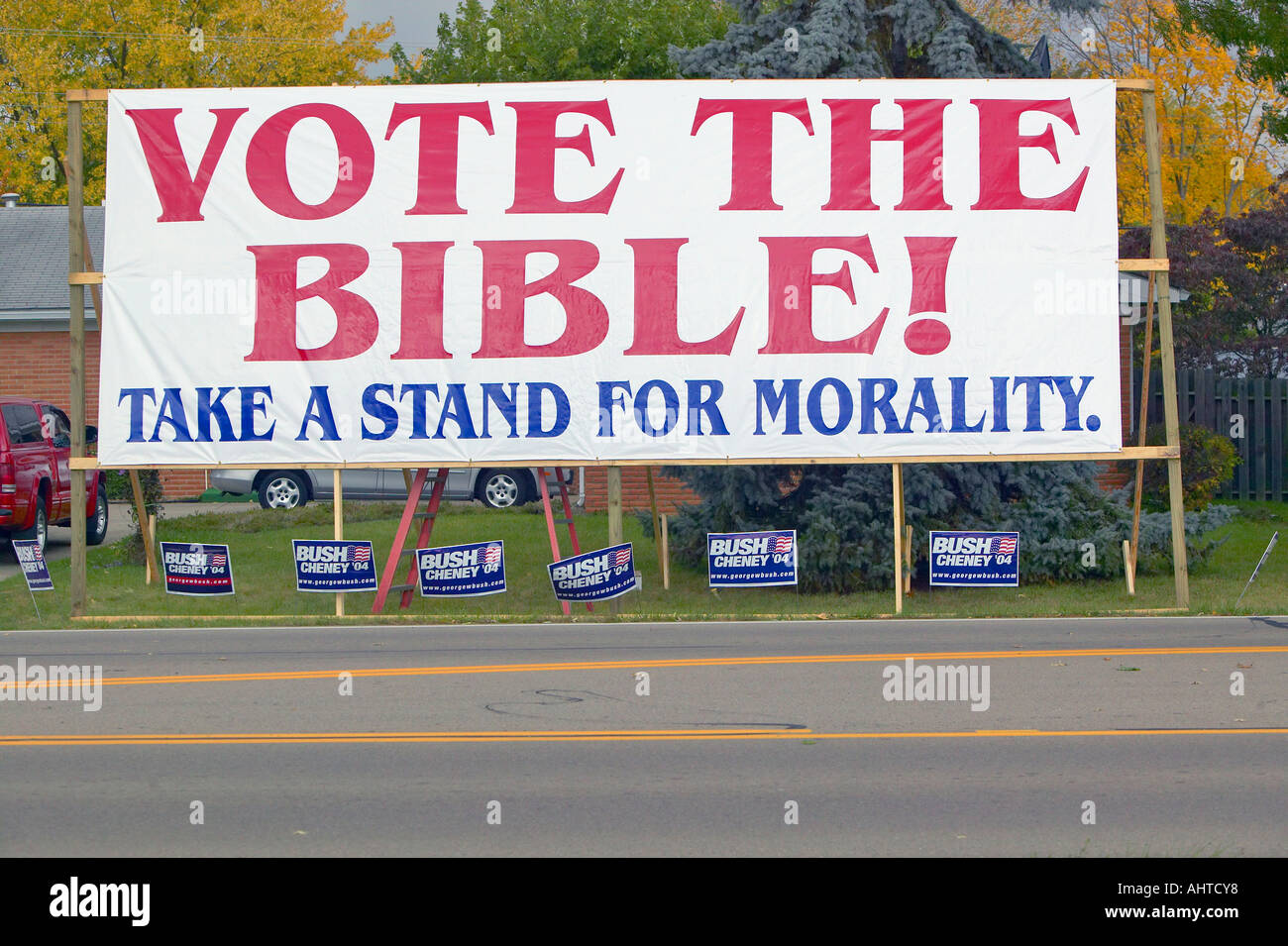 Stimmen Sie die Bibel Wahl Wahlkampf 2004 Zeichen in einer ländlichen südlichen Ohio Nachbarschaft Stockfoto