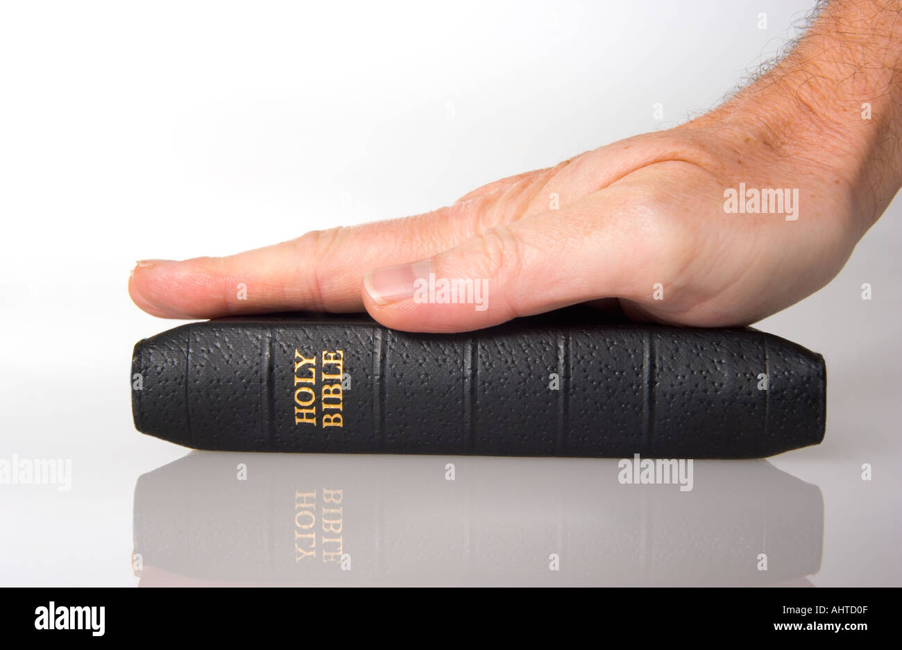 Hand auf eine Bibel Eidesleistung Stockfoto