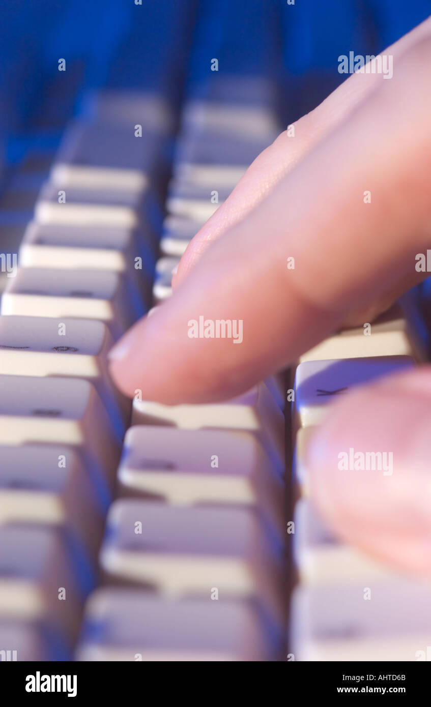 auf einer Computertastatur tippen Stockfoto