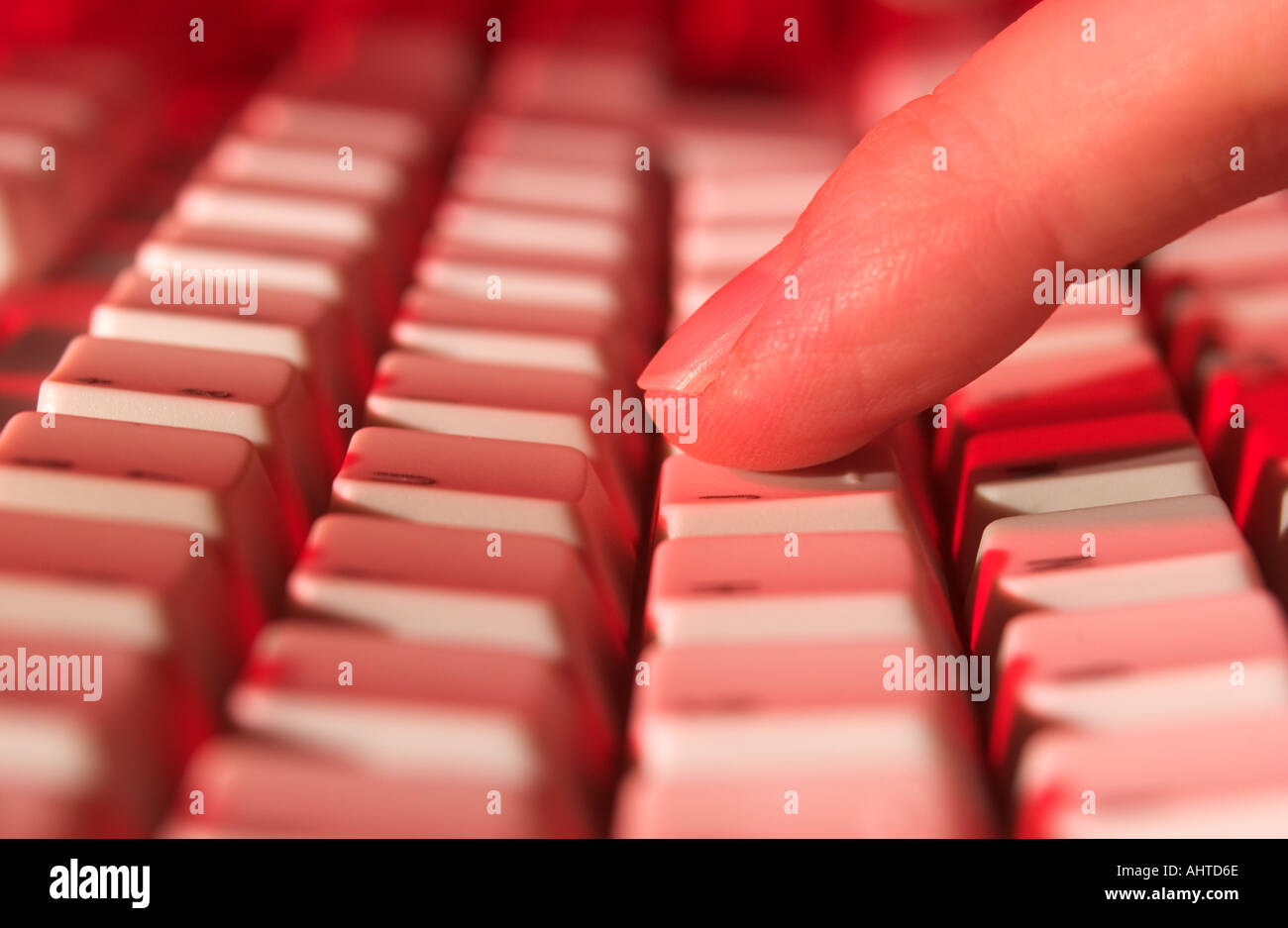 auf einer Computertastatur tippen Stockfoto