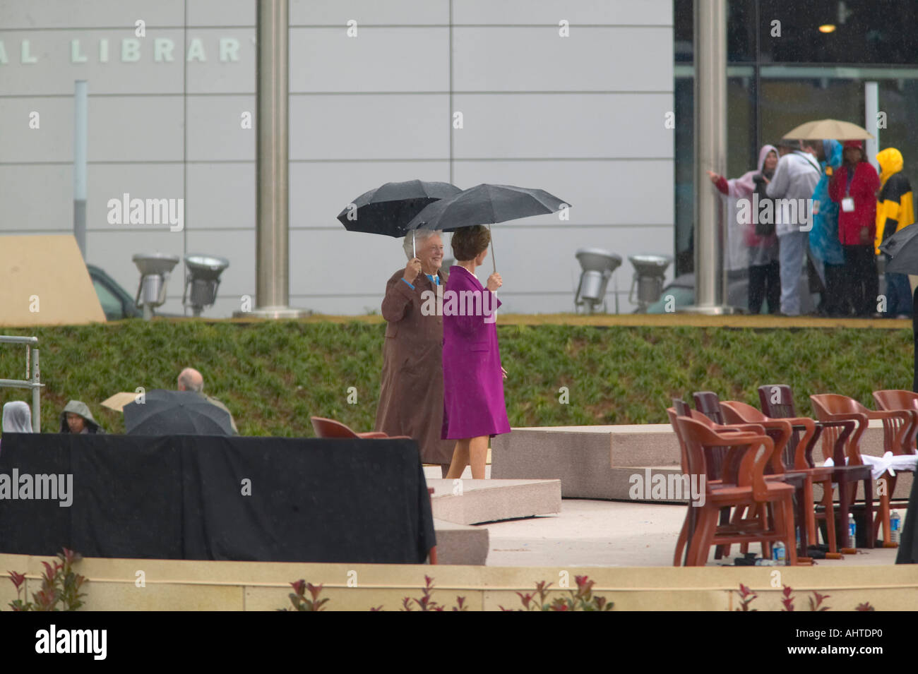 U S ehemalige First Lady Laura Bush und ehemalige First Lady Barbara Bush zu Fuß auf der Bühne im Rahmen der offiziellen Eröffnungsfeier der Stockfoto