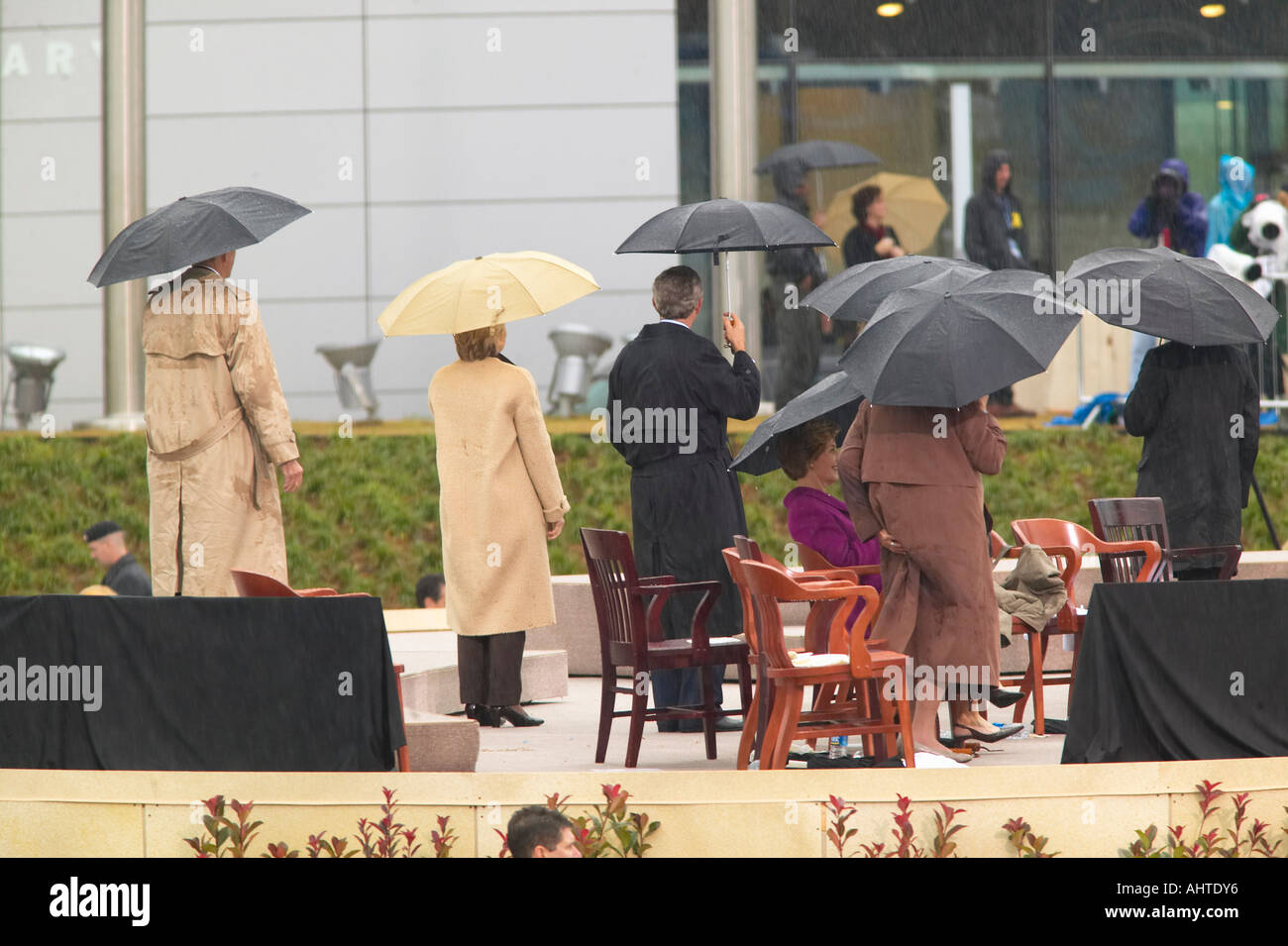 US-Präsident George w. Bush ehemaligen uns erste Dame und aktuelle US-Sen Hillary Clinton D NY und andere auf der Bühne während der grand Stockfoto
