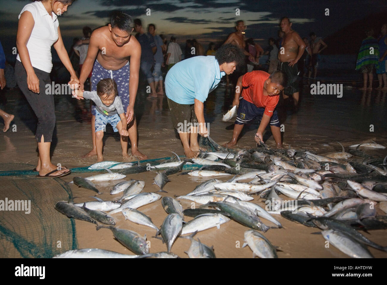 Handwerkliche Fischer und Fische fingen sie bei Dämmerung, Nai Harn Beach, Insel Phuket, Thailand Stockfoto