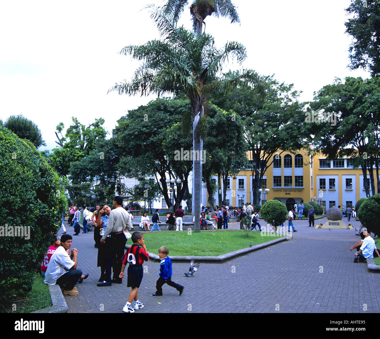SAN JOSE COSTA RICA August Einheimische zum Entspannen in den Parque de Merched Stockfoto