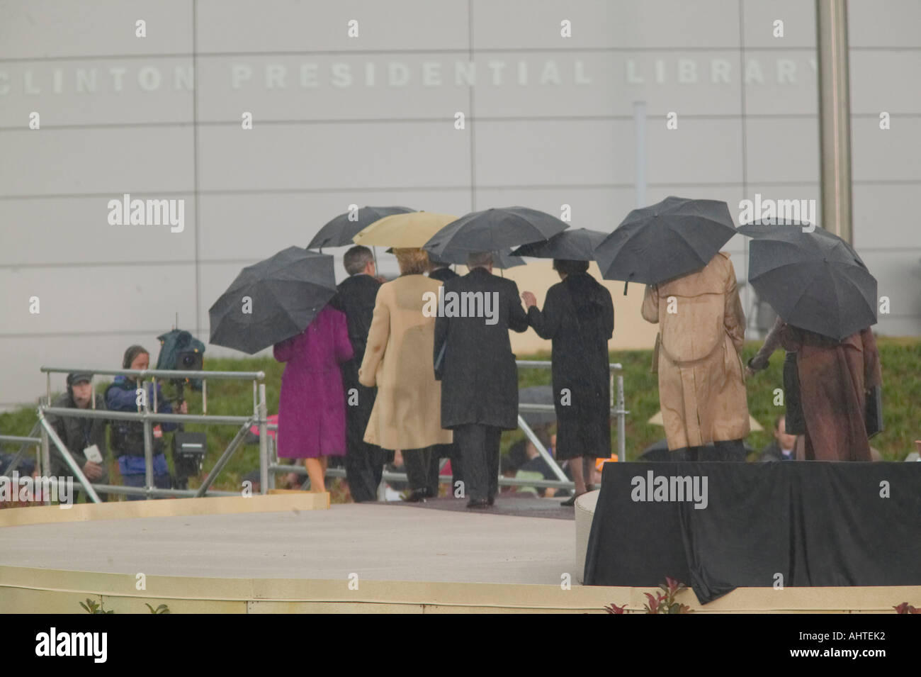 US-Präsident ehemaligen US-Präsidenten ersten Ehefrauen und andere verlassen die Bühne nach der Eröffnungsfeier des William J Stockfoto