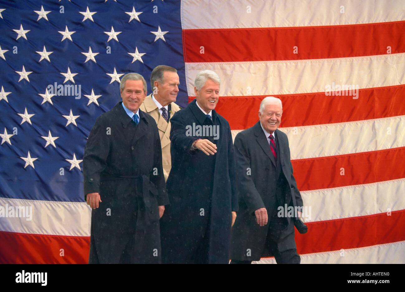 Foto-Mosaik der amerikanischen Flagge und ehemalige U S Präsident Bill Clinton President George W Bush ehemaligen Präsidenten Jimmy Carter und Stockfoto