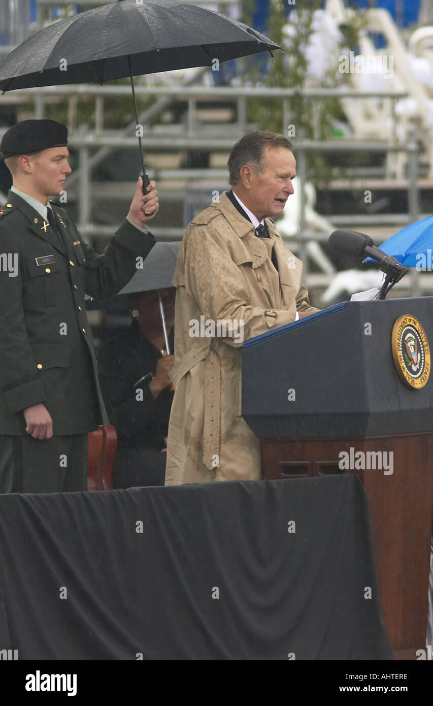 Ehemalige US-Präsident George HW Bush spricht bei der Eröffnungsfeier des William J Clinton Presidential Center in Stockfoto