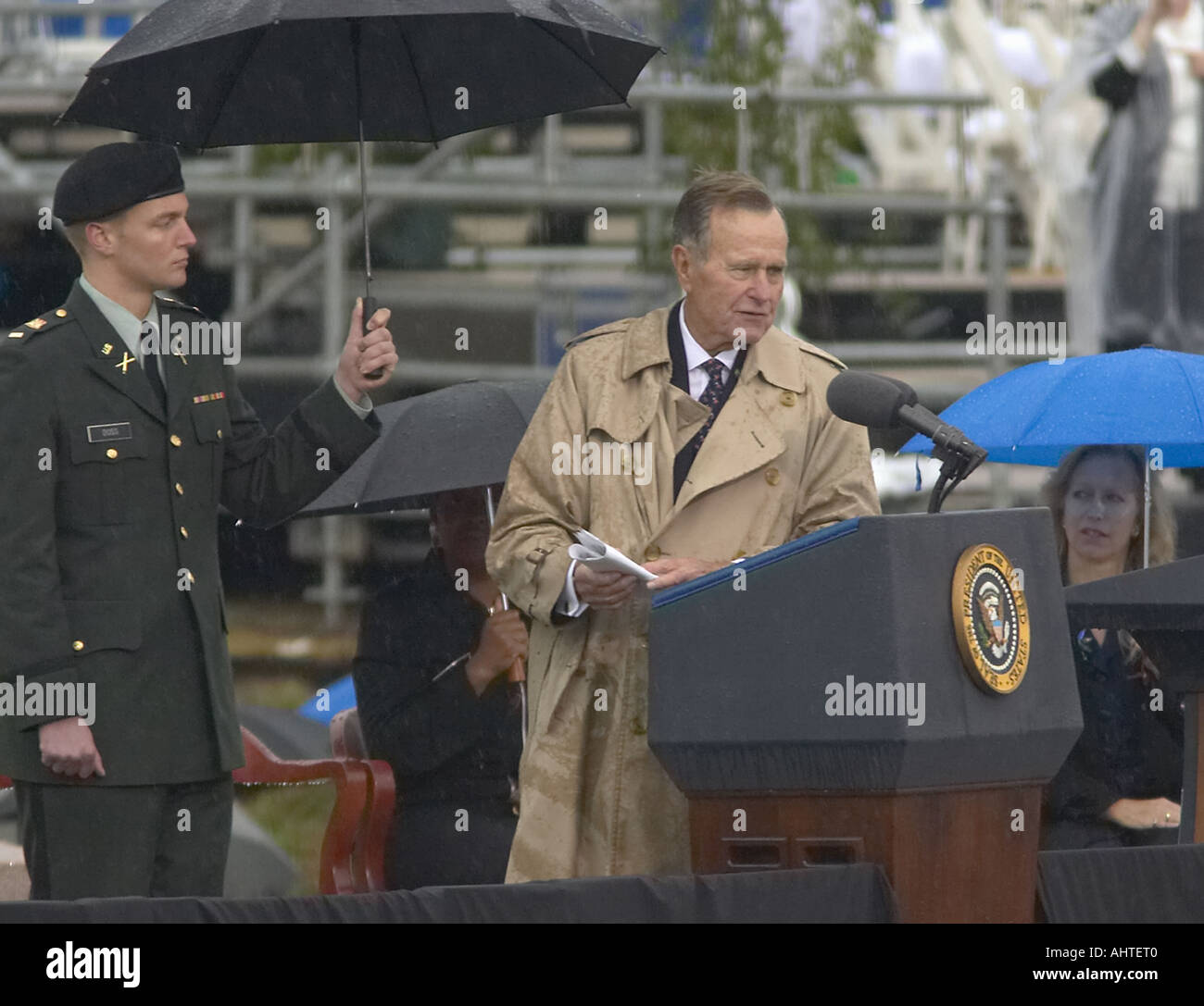 Ehemalige US-Präsident George HW Bush spricht bei der Eröffnungsfeier des William J Clinton Presidential Center in Stockfoto