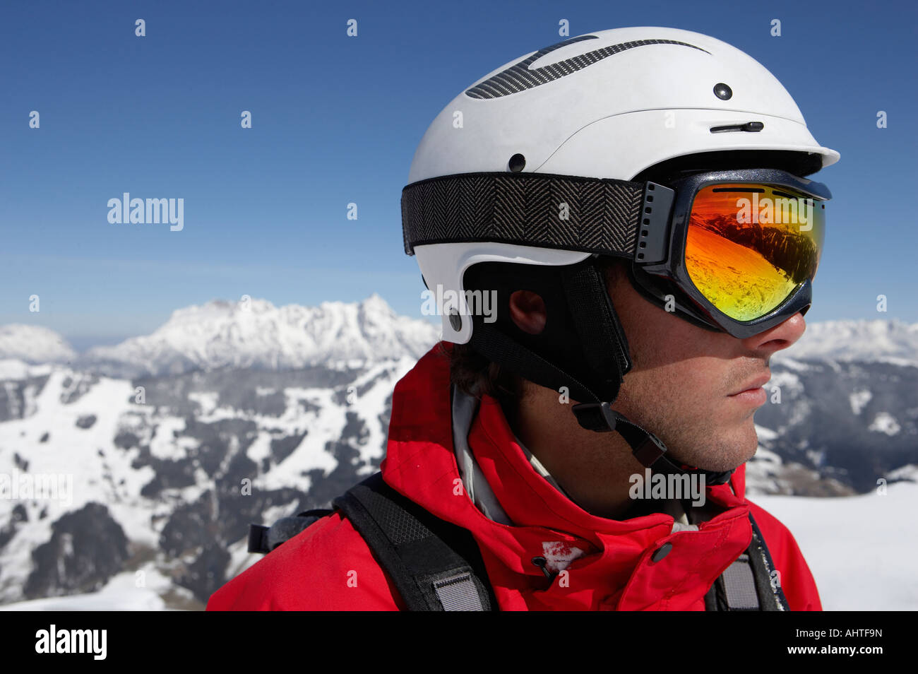 Österreich, Saalbach, männlichen Skifahrer tragen Helm und Brille, close-up Stockfoto