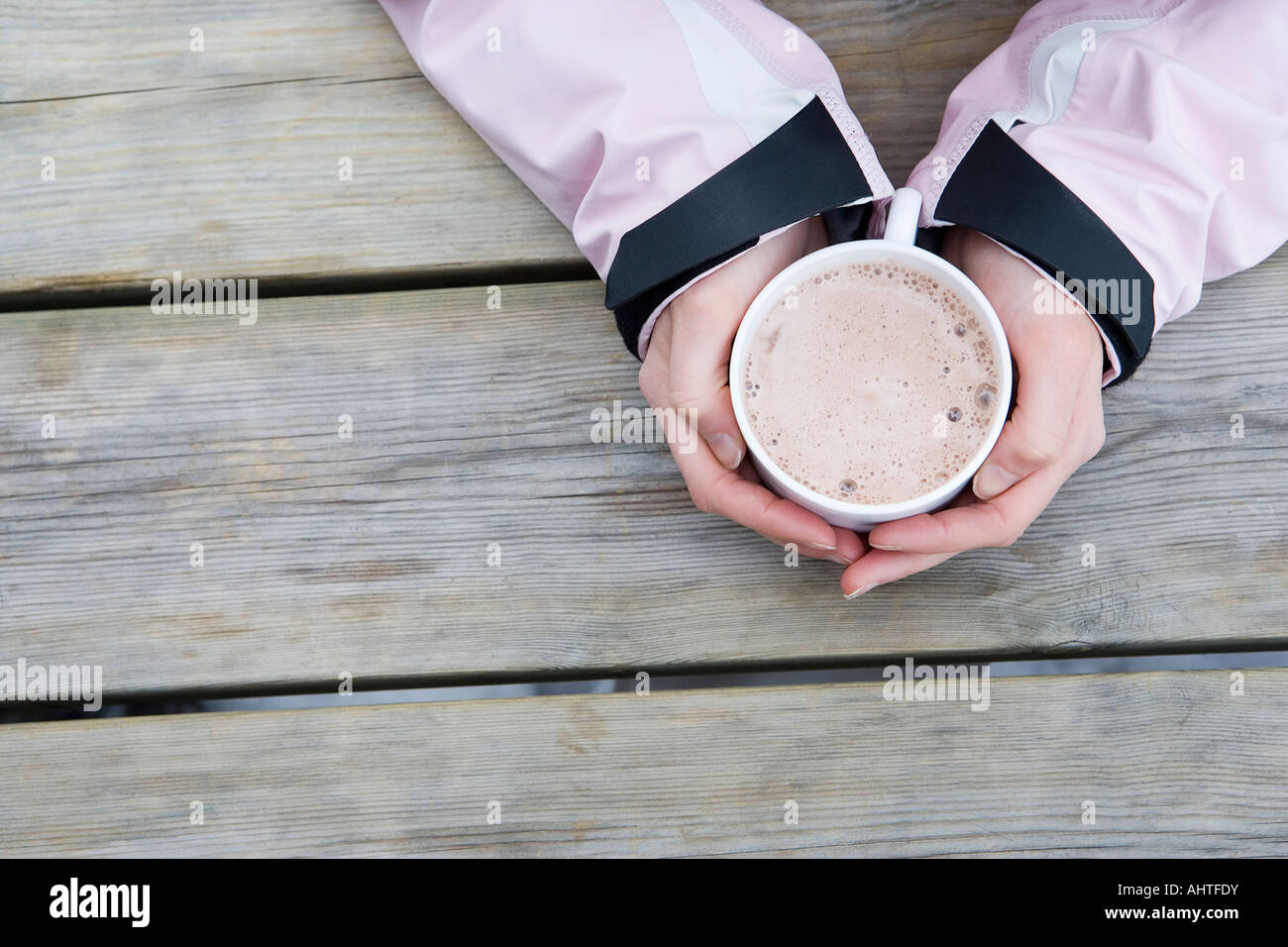 Junge Frau die Hände halten Tasse heiße Schokolade, Nahaufnahme, erhöhte Ansicht Stockfoto