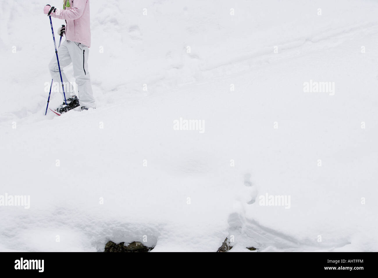 Niedrigen Bereich Seitenansicht der jungen Frau zu Fuß im Schnee-Schuhe Stockfoto