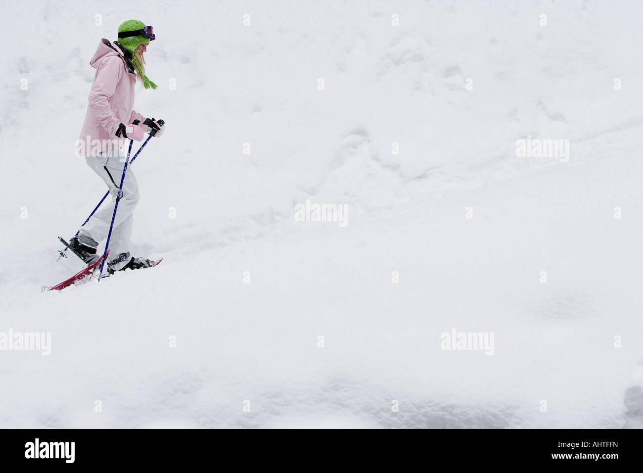 Seitenansicht der jungen blonden Frau, Wandern im Schnee-Schuhe, Seitenansicht Stockfoto