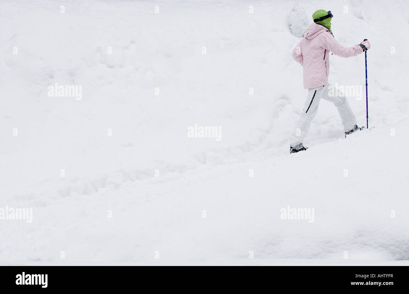 Seitenansicht der jungen Frau zu Fuß im Schnee-Schuhe, Seitenansicht Stockfoto