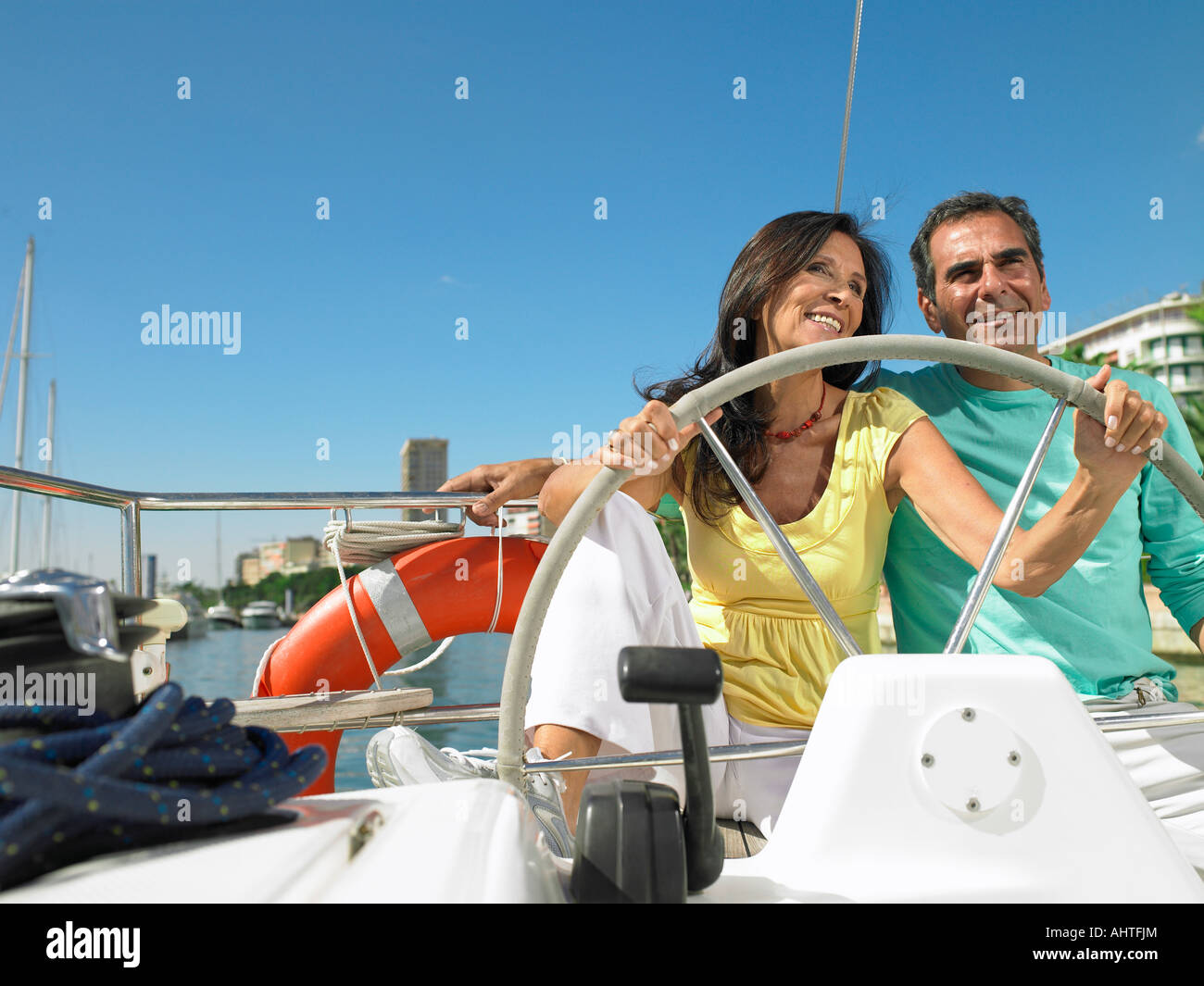 Älteres Paar am Rad Yacht, Lächeln Stockfoto