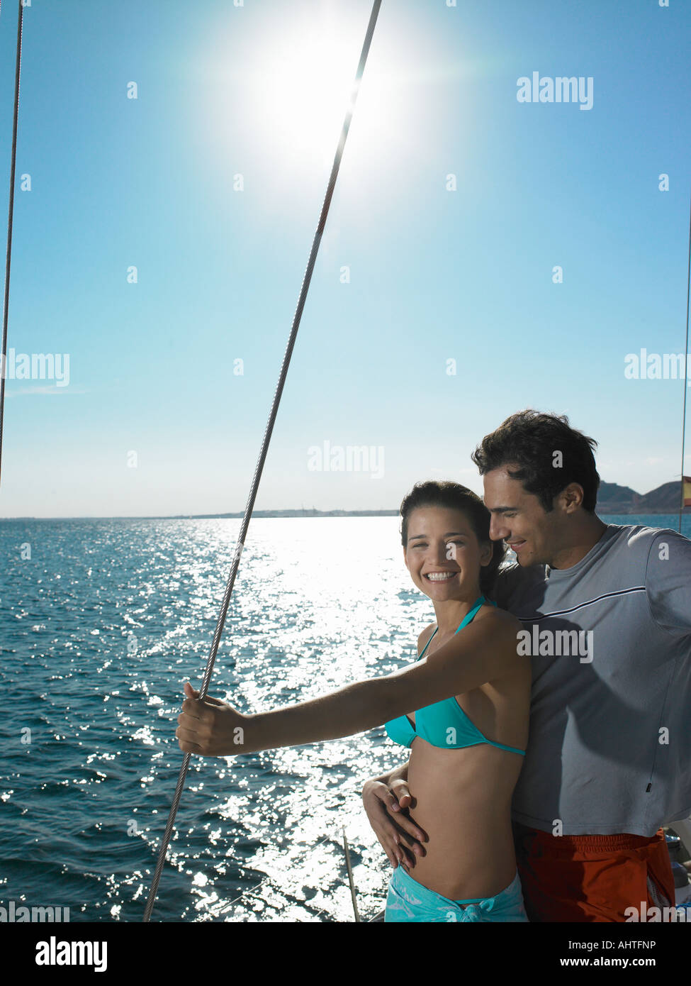 Junges Paar stehen auf Yacht auf hoher See, Lächeln Stockfoto