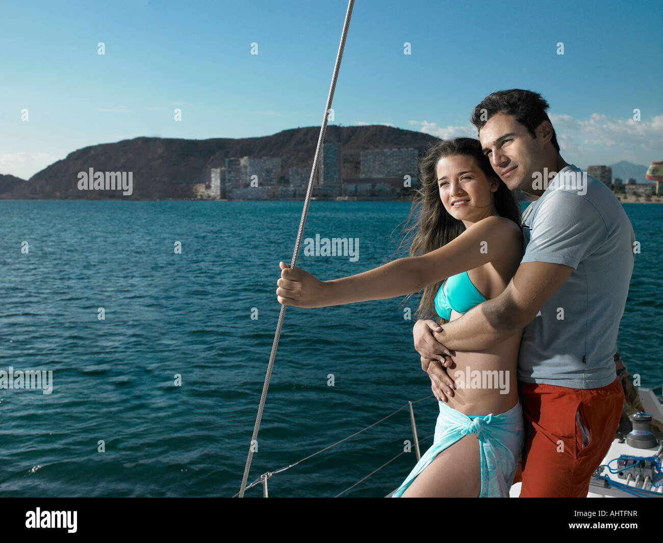 Junges Paar stehen auf Yacht, Lächeln Stockfoto