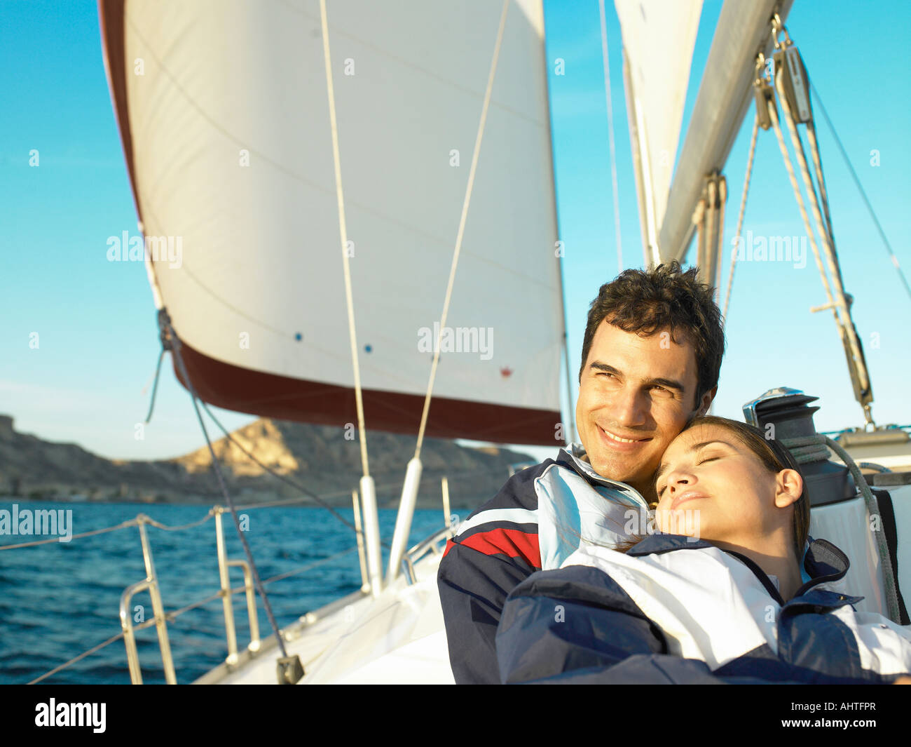 Junges Paar auf Entspannung auf Yacht, Porträt Stockfoto