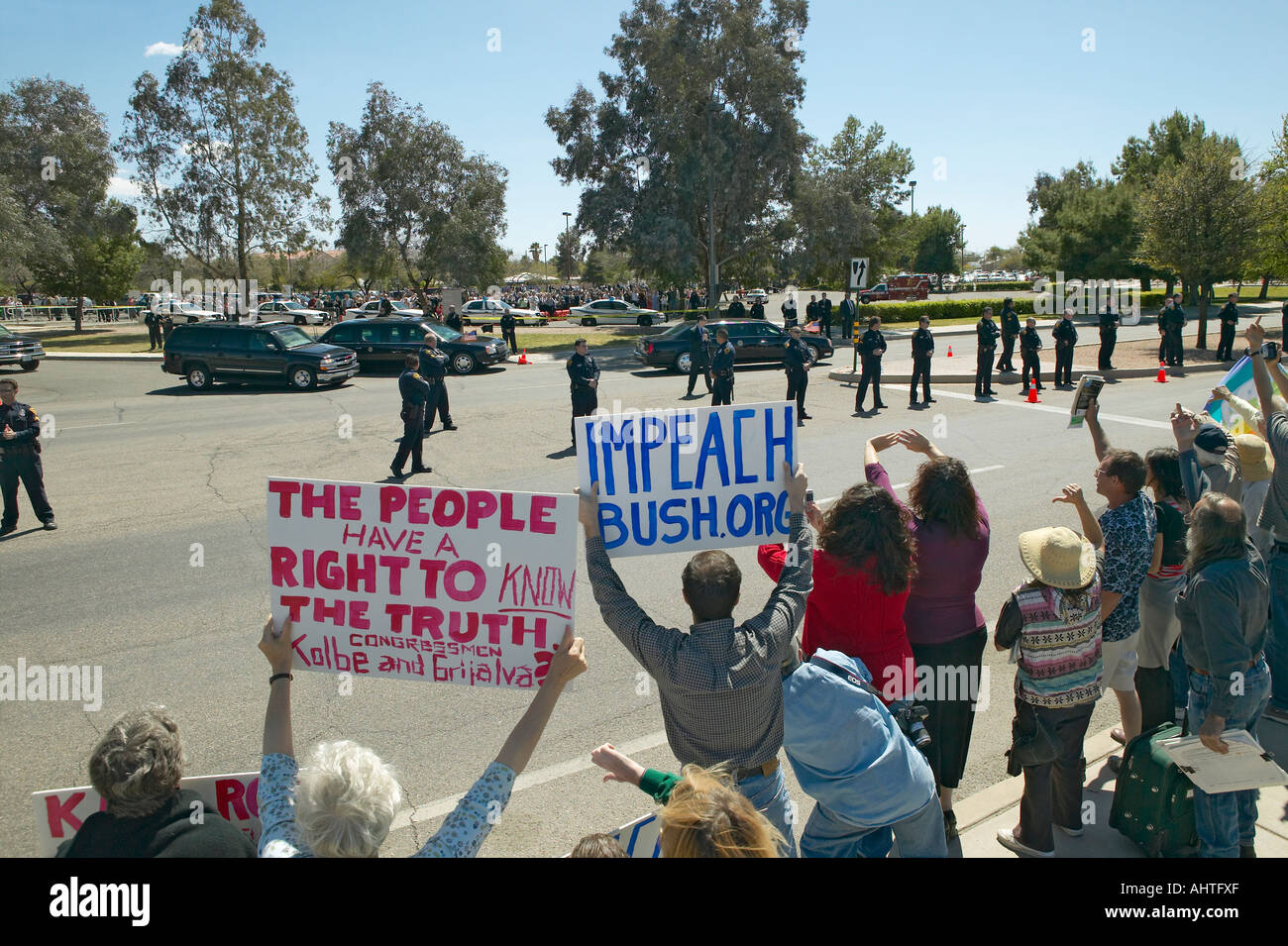 Präsidialen Wagenkolonne mit Präsident George w. Bush Vergangenheit anti-Bush politische Kundgebung mit Zeichen, die gelesen Impeach Bush in Tucson Stockfoto