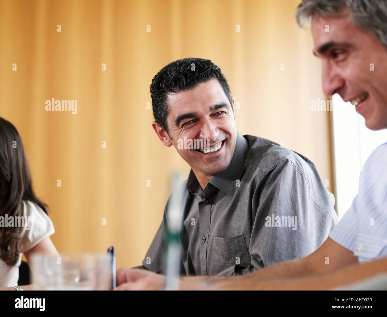 Geschäftsmann in Treffen mit Kollegen, Lächeln Stockfoto