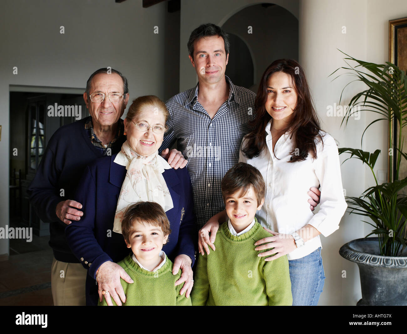 Multi-Generations Familie stehen in der Villa, Lächeln, Porträt Stockfoto