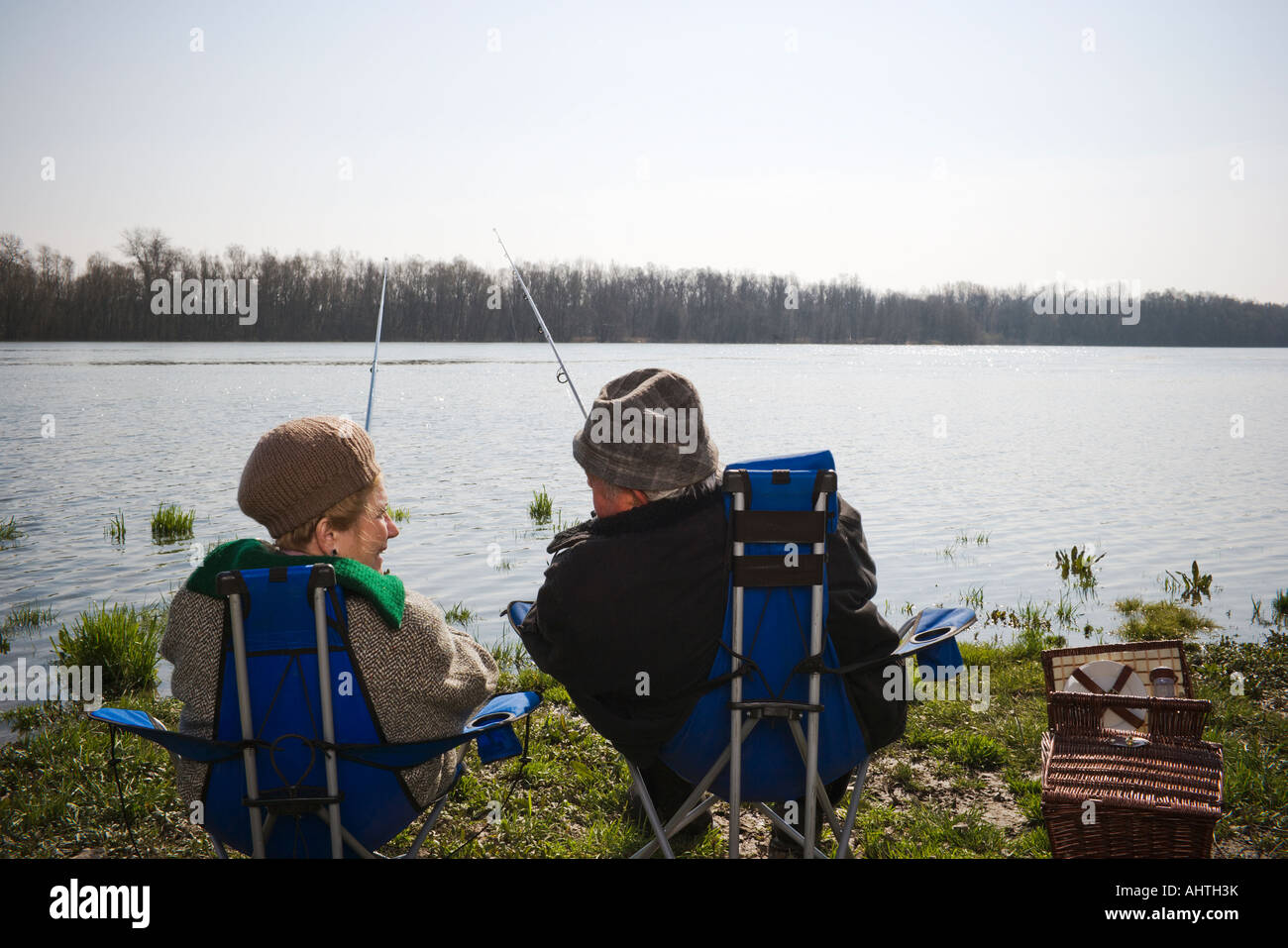 Älteres paar Fischen zusammen durch Fluss, Rückansicht Stockfoto