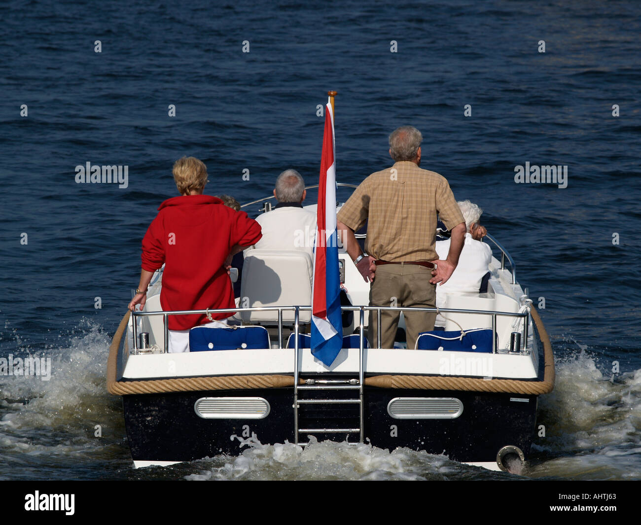 Vier ältere Menschen zwei ältere Paare in Richtung Abenteuer in ihrer Motoryacht Amsterdam Niederlande Stockfoto
