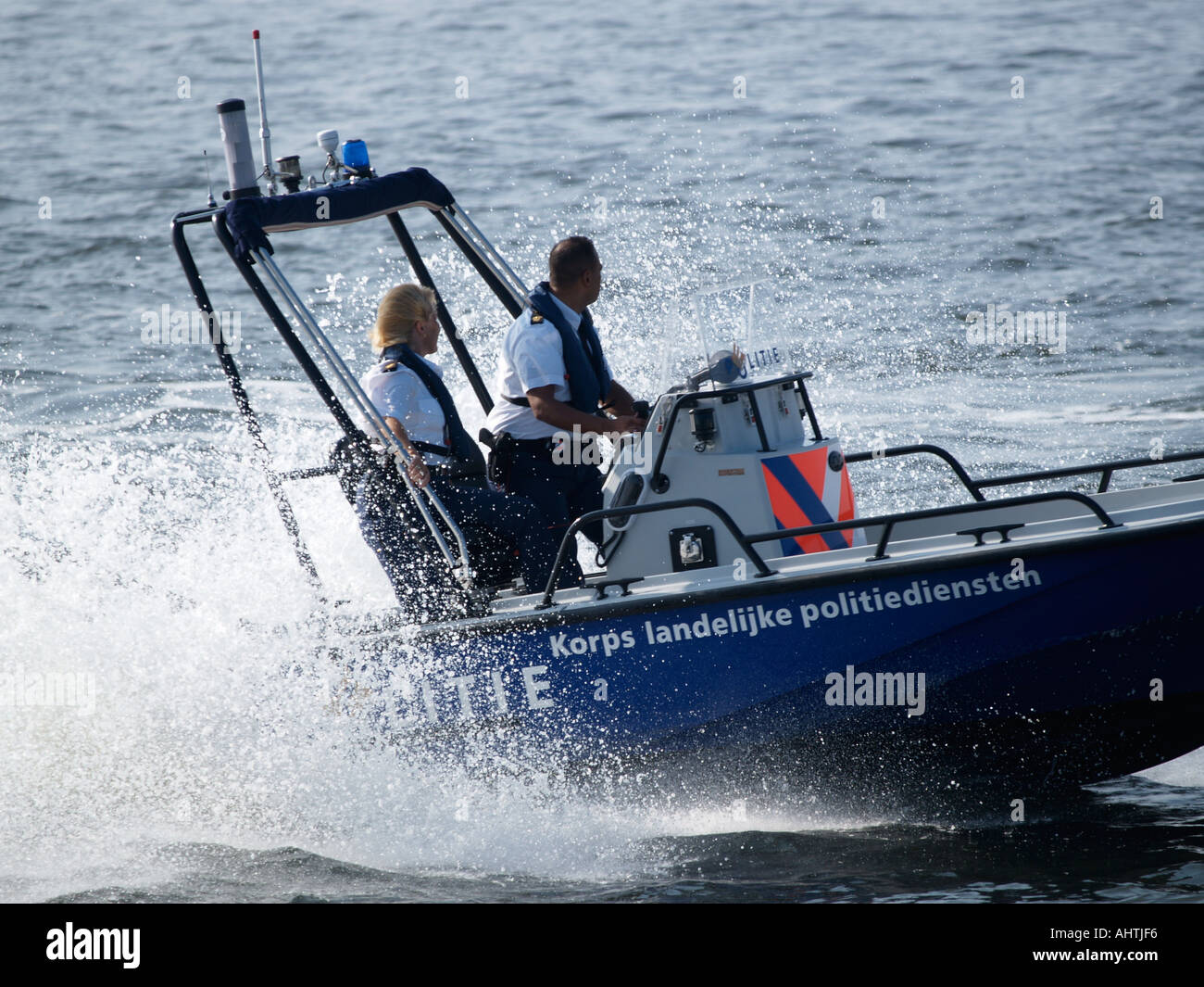 High-Speed-Boot von der niederländischen Wasserschutzpolizei mit 2 Offiziere an Bord eines männlichen eine weibliche Amsterdam Niederlande Stockfoto