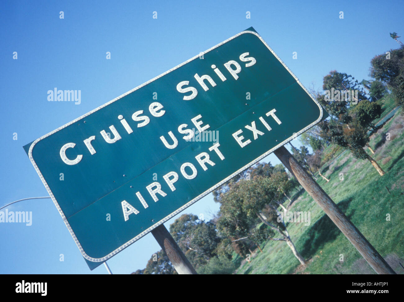 Ein Zeichen, die Kreuzfahrtschiffe liest verwenden Flughafenausfahrt Stockfoto