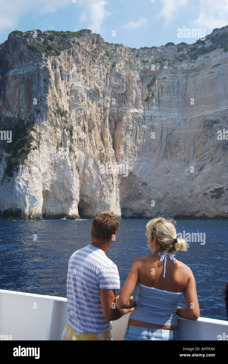 Paar am Boot, blauen Grotten, Paxos, Ionische Inseln, Griechenland Stockfoto