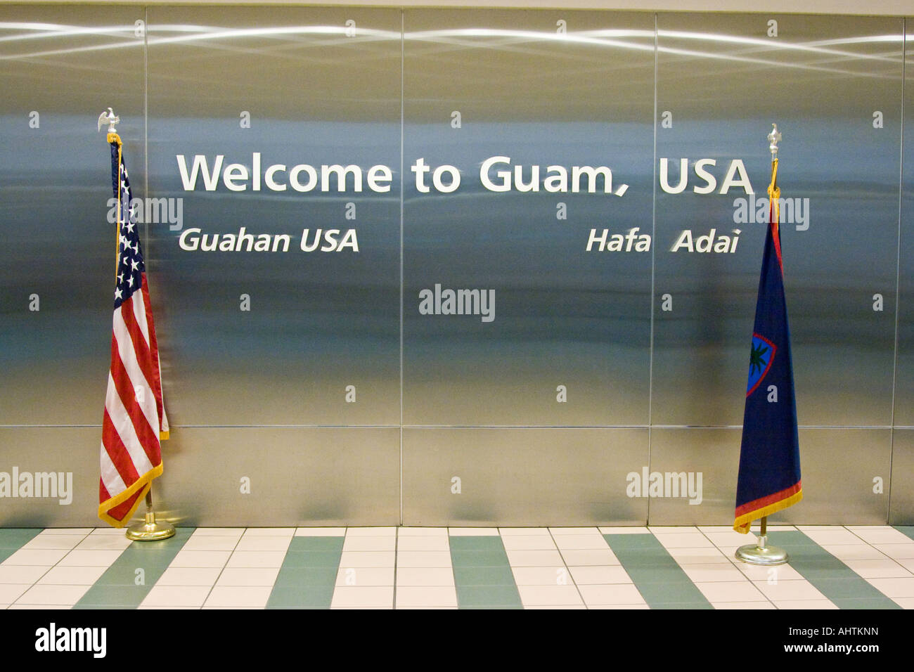 Willkommensschild mit USA und Guam Guam Einwanderung Won Pat Flughafen Guam-Fahnen Stockfoto
