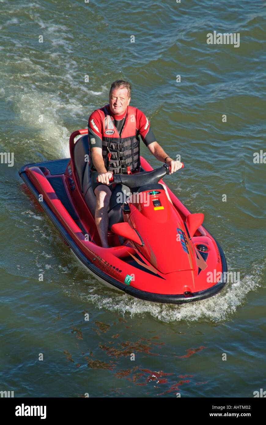 Erwachsener Mann genießt Bootfahren auf dem Black River an Port Huron, Michigan Stockfoto