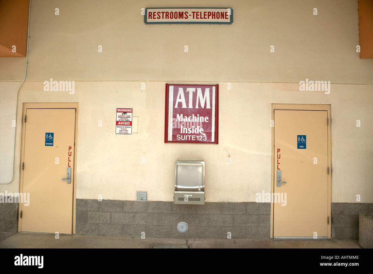 Zeichen, die Regie zu ATM-Maschine und Toiletten nördlich von Tucson AZ Stockfoto