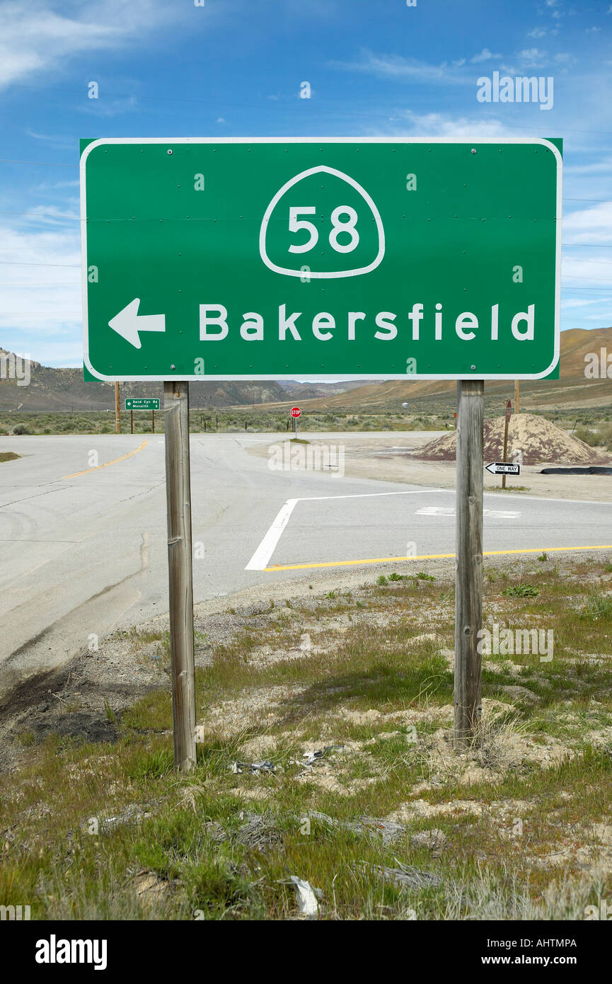 Ein Schild in der Nähe von Bakersfield California Route 58 nach Bakersfield auf Stockfoto