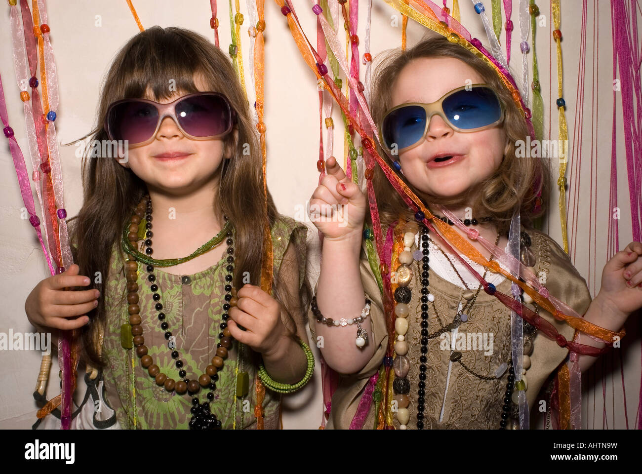 Zwei Mädchen (2-4), die Spaß party Kleider. Stockfoto