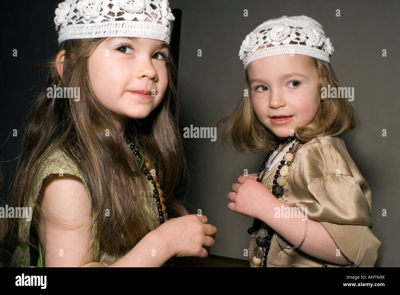Zwei Mädchen (2-4), die Spaß party Kleider. Stockfoto