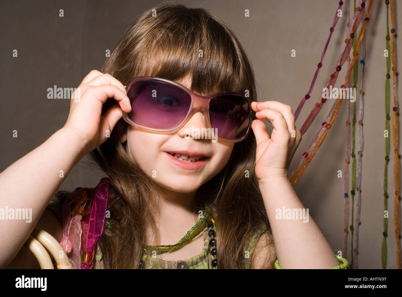 Mädchen (2-4) in Party-Kleidung gekleidet. Stockfoto