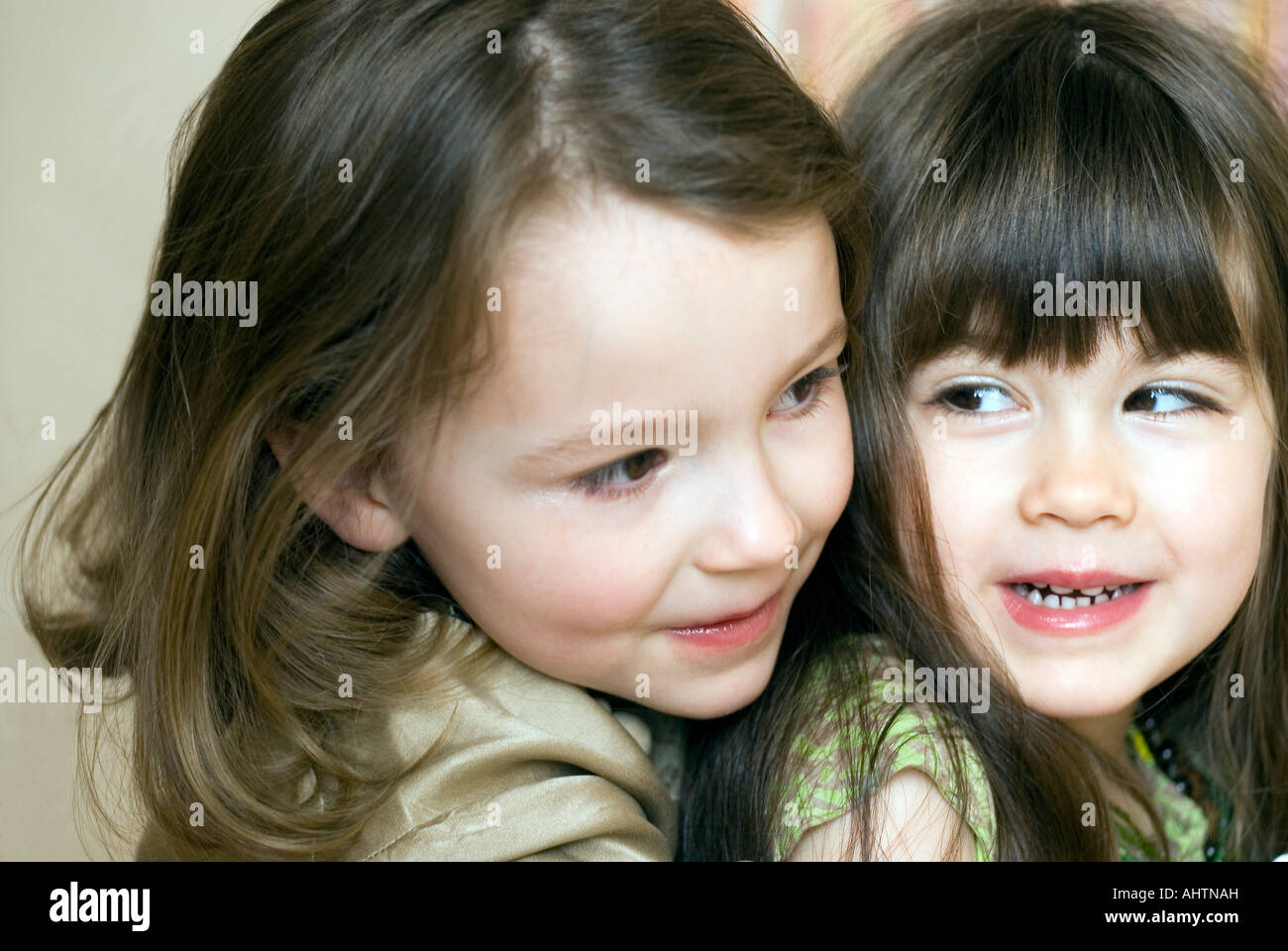 Zwei Mädchen (2-4) in Party-Kleidung. Stockfoto