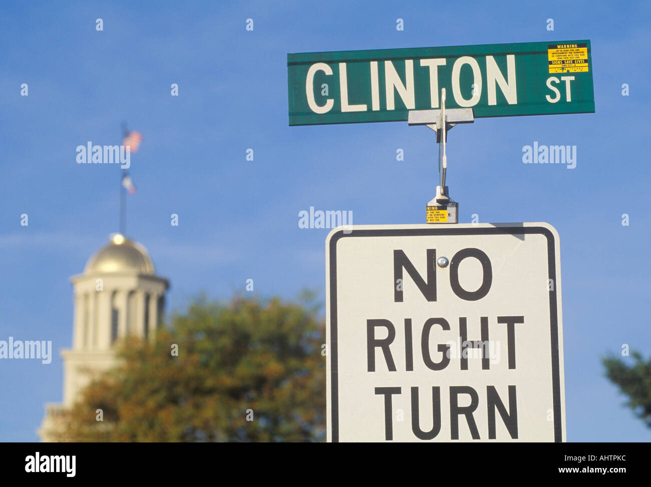 Ein Zeichen, die Clinton Street kein Recht liest drehen Stockfoto